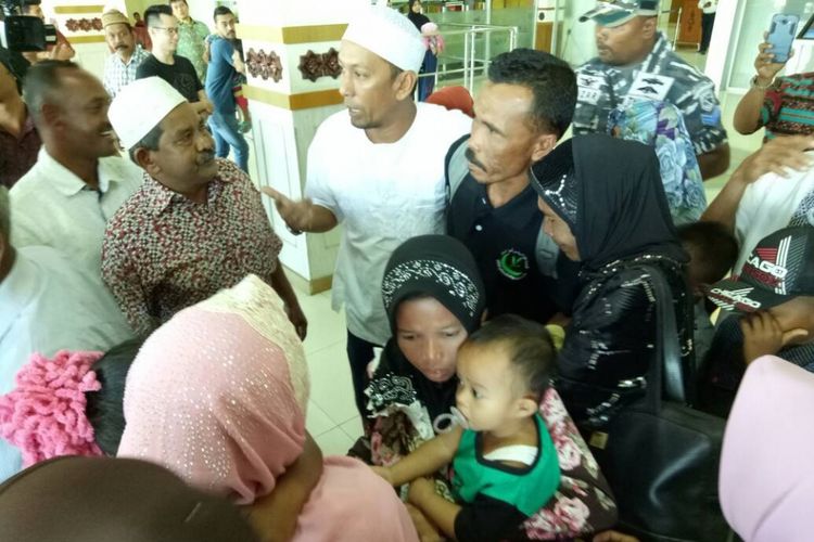 Hasanuddin (kaos hitam) satu dari dua nelayan asal Pidie jaya, Aceh, tiba kembali ke Aceh setelah terdampar di Thailand akibat kerusakan mesin perahu yang dinakhodainya saat melaut.