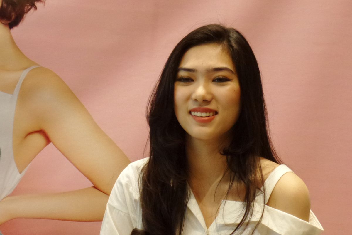 Isyana, Raisa, Dian Sastro, dan Vanesha Bikin Busana di Cottonink...