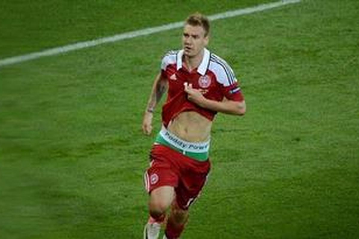 Penyerang Denmark, Nicklas Bendtner, merayakan gol kedua (dari dua) ke gawang Portugal, pada matchday kedua Grup B Piala Eropa 2012, di Lviv, Rabu (13/6/2012).