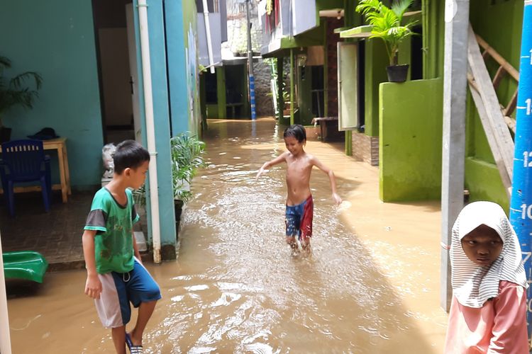Permukiman warga Kebon Pala, RW 004 dan 005 Kelurahan Kampung Melayu, Kecamatan Jatinegara, Jakarta Timur, kembali terendam banjir akibat Kali Ciliwung yang meluap, Minggu (31/10/2021) dini hari.