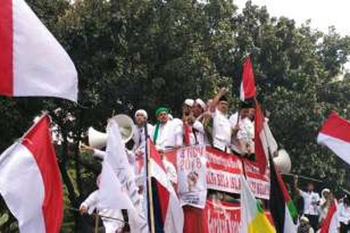 Amien Rais, Fadli Zon, Fahri Hamzah, dan Habib Rizieq berada dalam satu mobil komando di Jalan Medan Merdeka Barat, Jakarta Pusat, Jumat (4/11/2016).