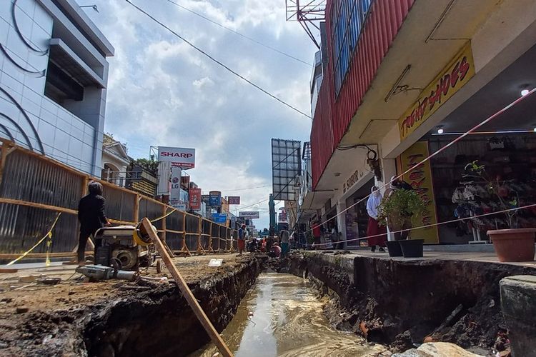 Lubang menganga galian proyek Malioboro-nya Tasikmalaya menghalangi akses keluar masuk kendaraan ke pertokoan diprotes para pedagang dan tukang parkir di Jalan HZ Mustofa Kota Tasikmalaya, Selasa (19/7/2022).