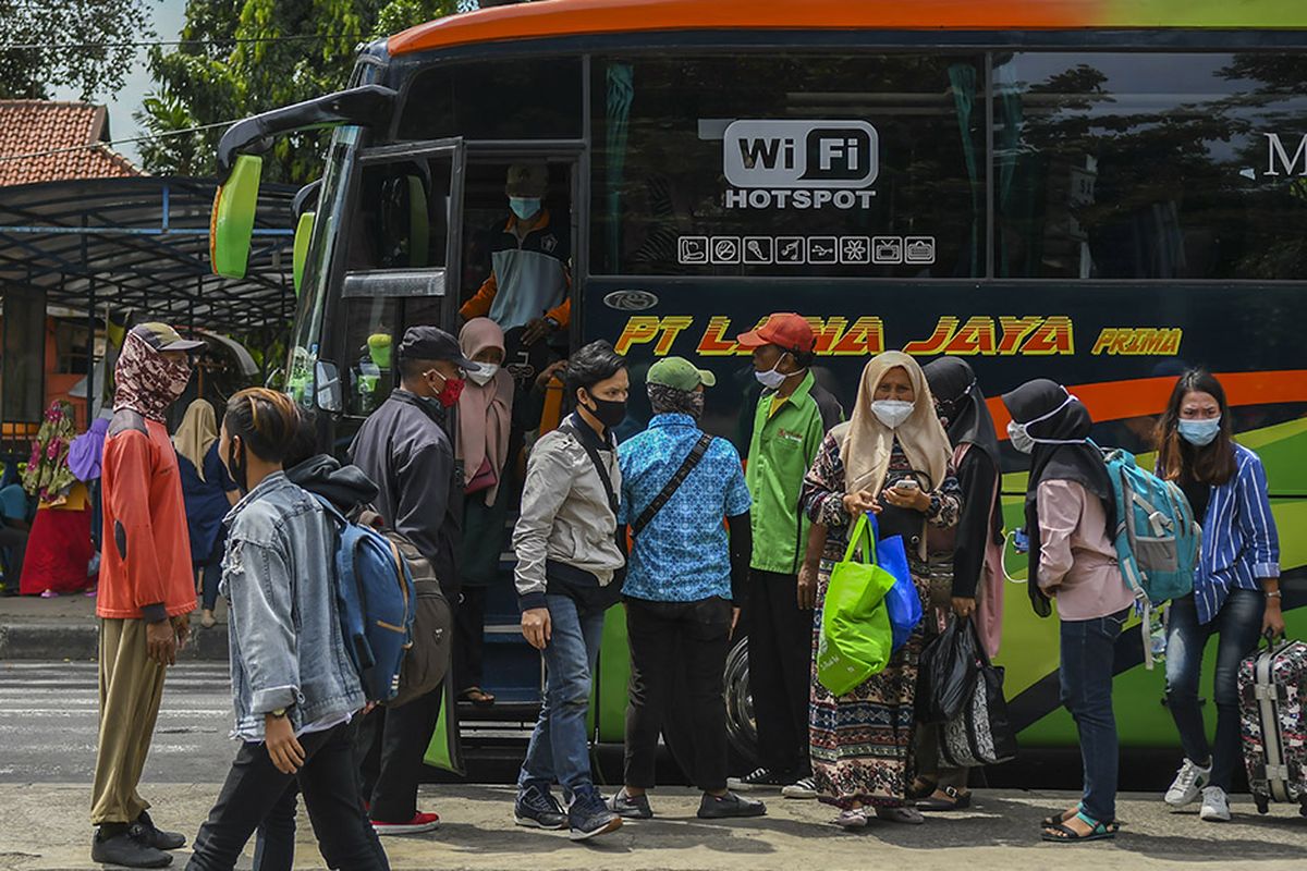 Penumpang tiba di Terminal Kampung Rambutan, Jakarta, Minggu (3/1/2021). Berdasarkan data Dishub Terminal Kampung Rambutan per tanggal 2 Januari 2021 jumlah penumpang bus yang tiba di Jakarta sebanyak 34.220 penumpang, sementara pemudik yang diberangkatkan menuju luar Jakarta melalui Terminal Kampung Rambutan sebanyak 15.059 penumpang.