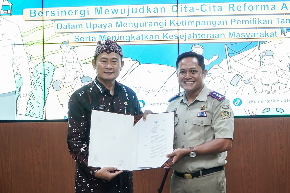 Bupati Lamongan Yuhronur Efendi bersama Kepala Kantor Pertanahan Kabupaten Lamongan Nursuliantoro dalam kegiatan Gerakan Sinergi Reforma Agraria Nasional 2024, Kementerian Agraria Tata Ruang, di Command Center, Senin (22/4/2024).

