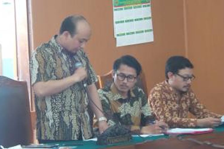 Penyidik KPK Novel Baswedan saat membacakan berkas gugatan praperadilan di Pengadilan Negeri Jakarta Selatan, Jumat (29/5/2015)