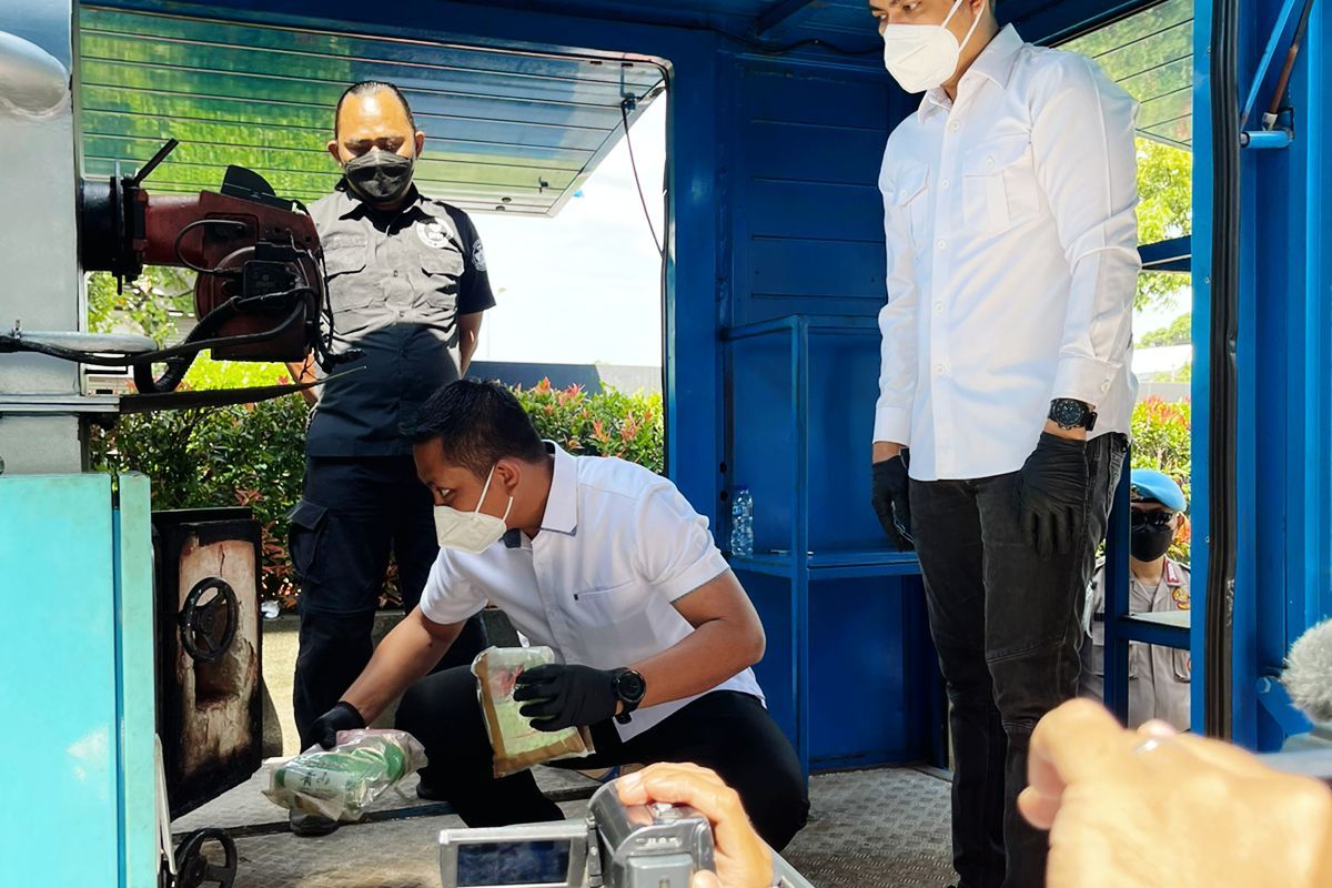 Polres Metro Jakarta Barat memusnahkan ratusan kilogram narkoba jenis sabu, ganja, dan pil ekstasi di Mapolres Metro Jakarta Barat, Rabu (9/2/2022).