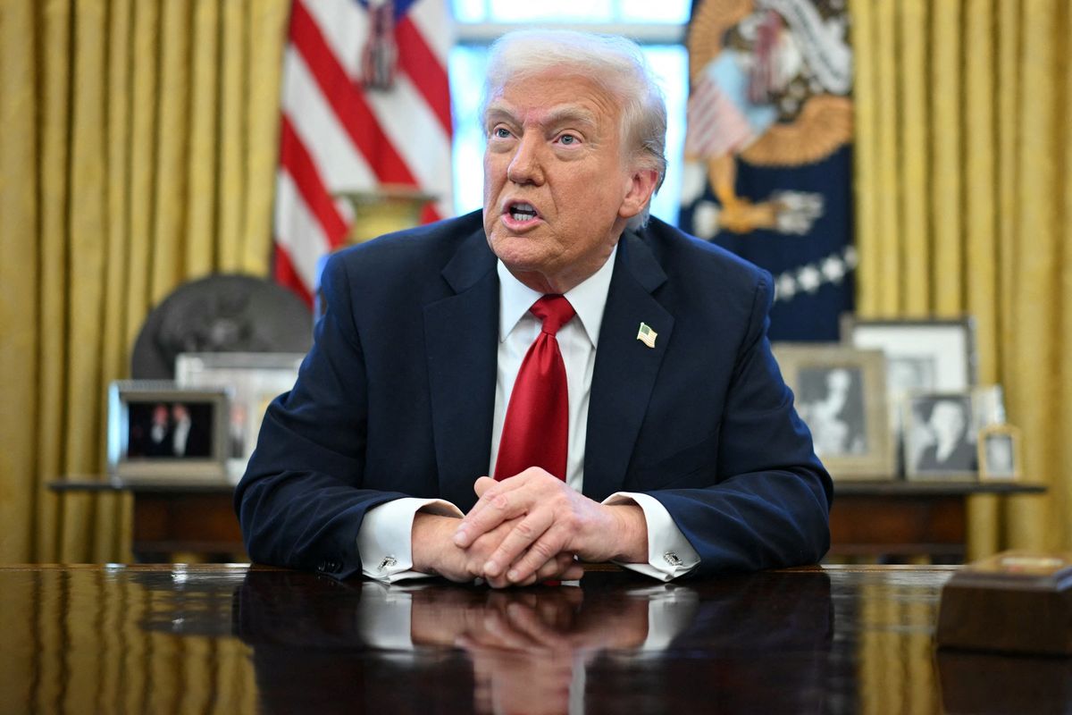 Presiden Amerika Serikat Donald Trump saat mengumumkan tarif impor kendaraan dan suku cadang sebesar 25 persen, di Oval Office, Gedung Putih, Washington DC, Rabu (26/3/2025).