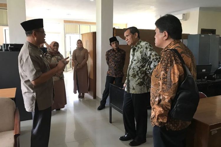 Deputi Pencegahan KPK, Pahala Nainggolan, berbaju batik di tengah saat memantau Pelayanan Satu Pintu (PTSP) di Pemprov Bengkulu