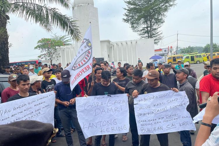 Supir Angkot protes dengan kehadiran Bus Trans Banten karena pendapatan mereka menurun. Rabu (15/10/2025). Mereka menuntut agar pengoperasiannya dievaluasi agar tidak merugikan supir angkot