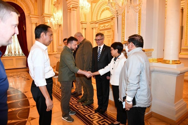 Presiden Ukraina yang Volodymyr Zelenskyy menyapa Menlu Retno Marsudi dan Setkab Pramono Anung saat pertemuan di Istana Maryinsky, Kyiv  pada Rabu (29/6/2022).