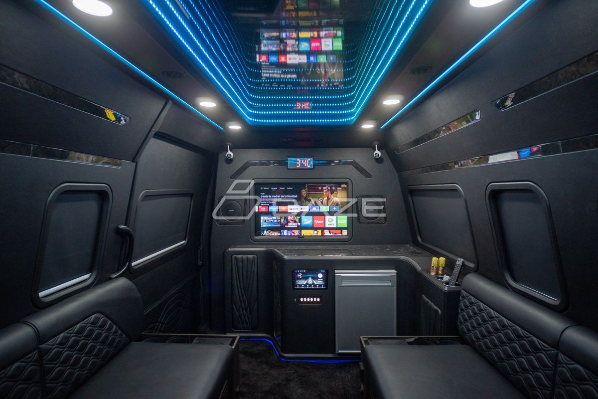 Interior buatan Baze, mobil entrtainment berbasis Toyota HiAce