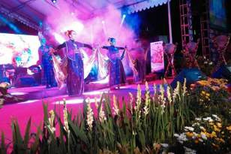 Opening Ceremony Festival Pesona Tambora yang berlangsung di halaman kantor gubernur NTB, Mataram,  Sabtu (9/4/2016).   