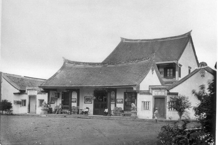 Rumah Tionghoa di Batavia. Gambar diambil pada kisaran 1870. 