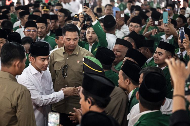 Wakil Presiden Gibran Rakabuming Raka (ketiga kiri) menyapa kader Gerakan Pemuda (GP) Ansor dalam acara Inagurasi Pengurus Wilayah (PW) GP Ansor Jawa Tengah di Pondok Pesantren Asshodiqiyah, Semarang, Jawa Tengah, Minggu (2/11/2025). Kegiatan Inagurasi tersebut mengusung tema Mengakar Dalam Tradisi Menjulang Dalam Prestasi. ANTARA FOTO/Aprillio Akbar/rwa.
