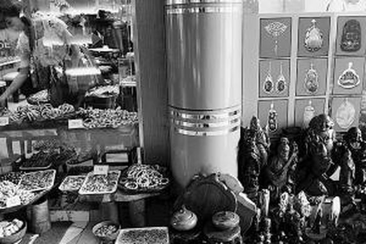 Pedagang perhiasan batu alam atau batu giok di Pasar Bogyoke Aung San di Yangon, Myanmar, Minggu (12/10/2014). Selain perhiasan dari batu, pasar tradisional ini juga menjual aneka kerajinan lain khas Myanmar. Wisatawan banyak mengunjungi tempat ini untuk berburu cendera mata untuk buah tangan.