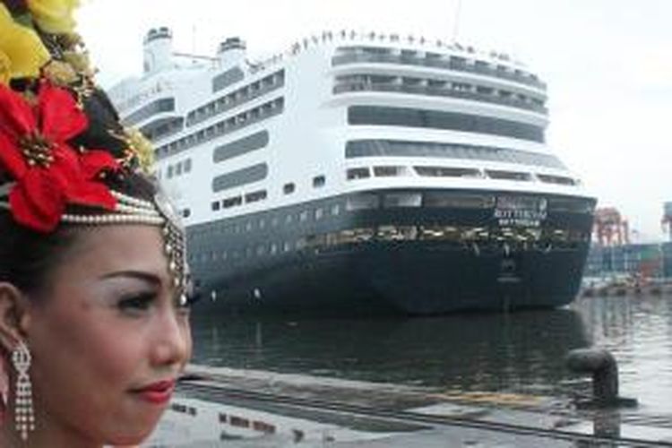 Kapal pesiar MS Rotterdam tiba di Pelabuhan Tanjung Priok, Jakarta, Kamis (19/2/2015).