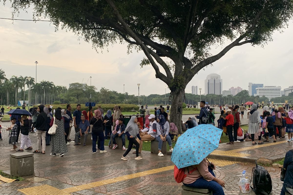 Hujan Sore Guyur Monas, Pengunjung Berteduh hingga Berlarian Pulang