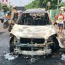 Kap Mesin Berasap dan Keluar Api, Sebuah Mobil Ludes Terbakar di Ciracas