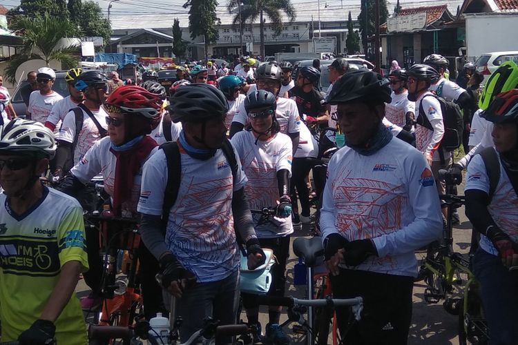 Komunitas sepeda lipat asal Bandung memakai fasilitas KA Galunggung untuk touring sepeda berkeliling Tasikmalaya, Sabtu (12/1/2019).