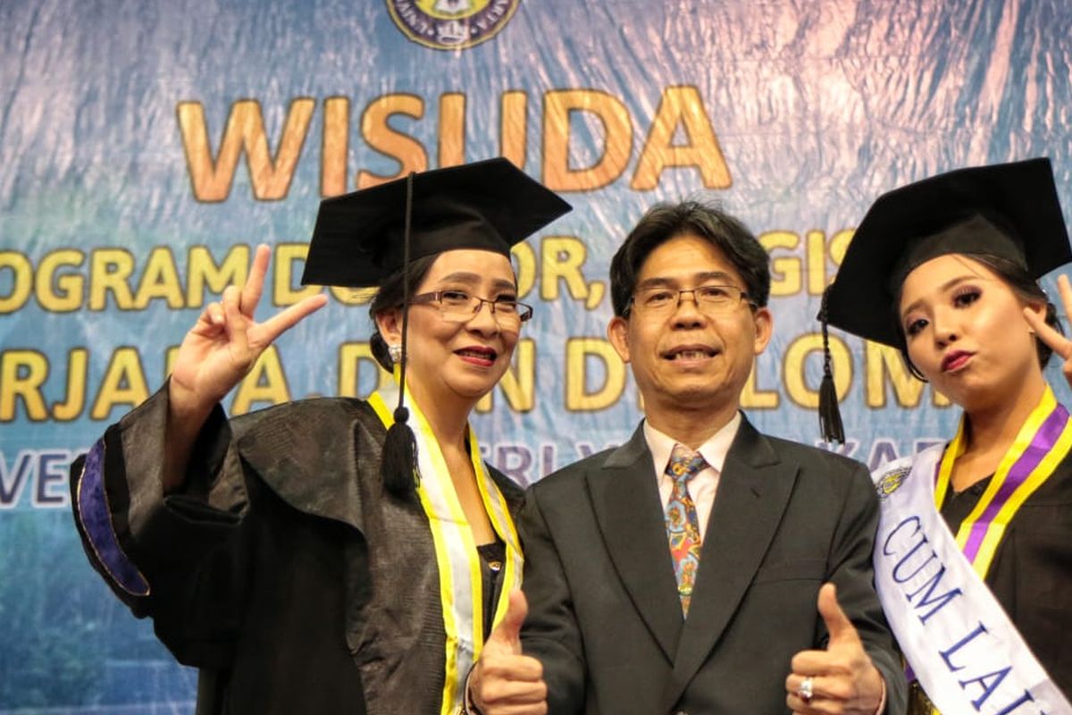 Maria Clara Yubilea Sidharta (19) menjadi mahasiswa termuda yang diwisuda dan meraih gelar cum laude dari Universitas Negeri Yogyakarta (UNY) pada Sabtu (31/8/2019) bersama kedua orangtuanya. Lala diwisuda bersama ibunya Patricia Lestari Taslim yang menyelesaikan S2 Pendidikan Luar Biasa UNY.