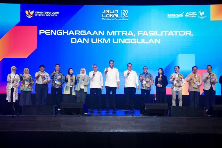 Kementerian Usaha Mikro, Kecil dan Menengah (UMKM) menggelar ajang kumpul UMKM bertajuk Jalin Lokal di Mal Kota Kasablanka, Jakarta pada 5-6 Desember 2024. Acara Jalin Lokal terdiri dari aneka rangkaian kegiatan seperti talkshow, business matching, diskusi panel dan pameran produk lokal unggulan.