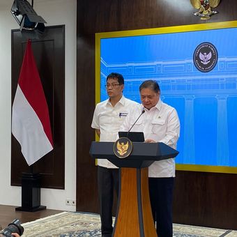 Menteri Koordinator Bidang Perekonomian Airlangga Hartarto mengumumkan paket stimulus yang digelontorkan pemerintah dalam konferensi pers bersama Menteri Keuangan Purbaya Yudhi Sadewa usai rapat dengan Presiden Prabowo Subianto di Kantor Presiden, Kompleks Istana Kepresidenan, Jakarta Pusat, Senin (15/9/2025). 