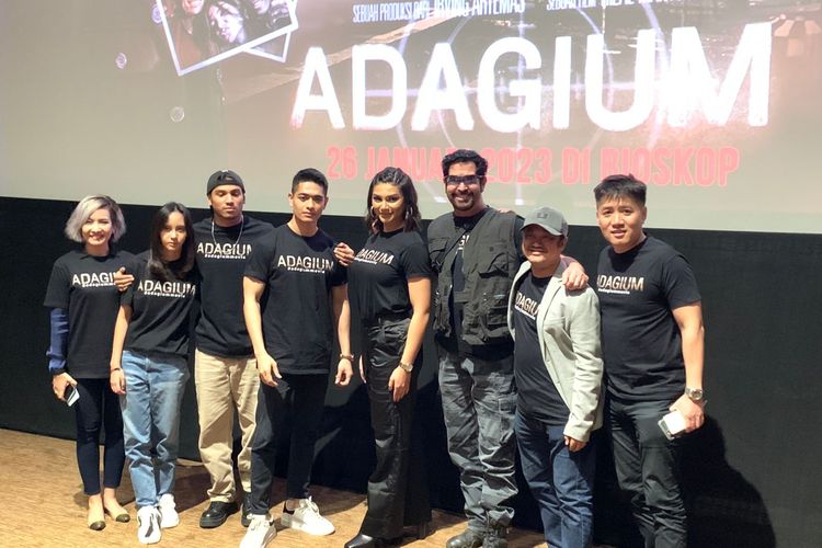 Jajaran pemain, sutradara dan produser film Adagium saat ditemui dalam jumpa pers peluncuran trailer dan poster di kawasan Jakarta Pusat, Rabu (14/12/2022). 