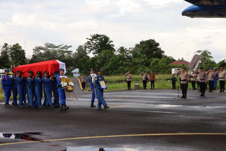 Pelepasan jenazah Aiptu anumerta Joko Mudo di Bandara Hanandjoeddin Belitung, Jumat (2/12/2022).