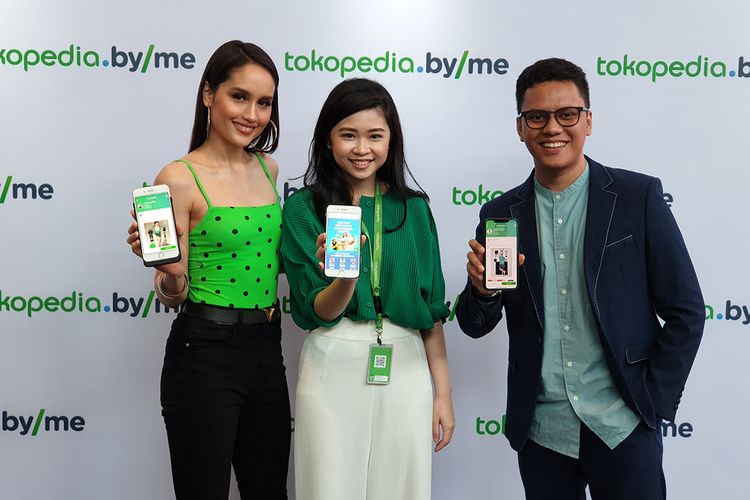 Dari kiri ke kanan: Artis peran Cinta Laura, Cynthia Limin, Business Tribe Lead for Category & Content, Tokopedia, dan influencer Aroef Muhammad menunjukan fitur Tokopedia ByMe dalam acara peluncurannya di Jakarta, Senin (22/4/2019).