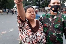 Nenek Roslina Marahi Aparat Saat Demo: Tak Salah Apa-apa Kena Gas Air Mata, Aku Tuntut Kalian Polisi
