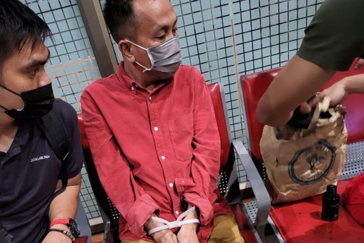Tim Ditreskrimsus Polda Riau saat menangkap AB (46), tersangka kredit fiktif Bank BUMD Cabang Pekanbaru, Kamis (7/7/2022).