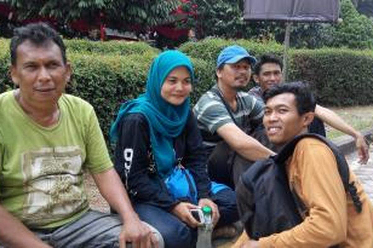 Ekky Zakia Aziz (41), warga Cipinang, Jakarta Timur, saat menunggu antrean mendaftar menjadi pengojek Grab Bike di Plaza Barat SUGBK, Rabu (13/8/2015).