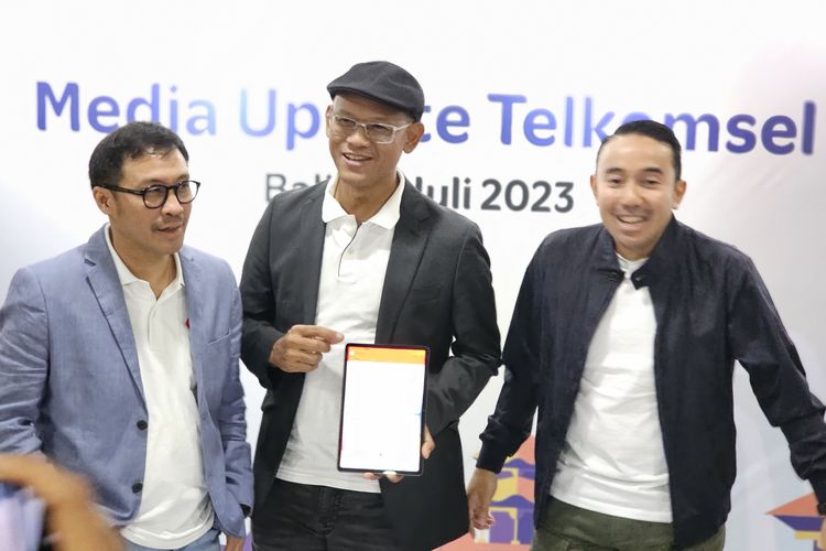 Kiri-kanan:  SVP Consumer Sales Operations Telkomsel, Gilang Prasetya; VP Home Broadband and FMC Consumer Marketing Telkomsel, Dedi Suherman; VP Corporate Communications Telkomsel, Saki Bramono di acara Media Update Telkomsel One di Denpasar, Bali, Rabu (26/7/2023).