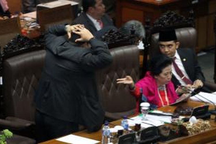 Sejumlah anggota DPR maju memprotes pimpinan sementara DPR Popong Otje Djunjunan bersama Ade Rizky Pratama dalam sidang paripurna pemilihan pimpinan DPR 2014-2019 di Gedung Parlemen, Senayan, Jakarta, Kamis (2/10/2014). Sidang yang berlangsung alot itu diwarnai aksi 'walkout' dari anggota DPR Fraksi PDI Perjuangan, PKB, Partai Hanura, dan Partai NasDem sehingga hanya diikuti oleh 6 partai lainnya.