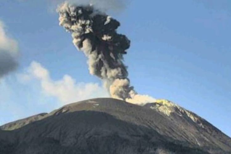 Foto: Gunung Api Ile Lewotolok di Kabupaten Lembata, Nusa Tenggara Timur (NTT) kembali erupsi, Jumat (2/9/2022).