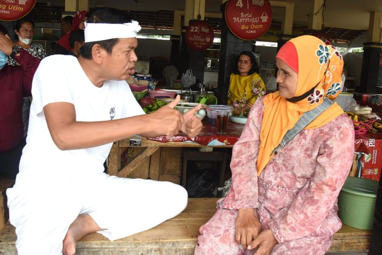 Seorang pengemis bernama Imas Siti Masitoh (kanan) mengemis demi membiayai hidup 18 orang anaknya di Purwakarta, Jawa Barat. 