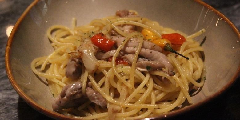 Aglio Olio, olahan spageti unik dengan bumbu bawang dan cabai sebagai pengganti saus.
