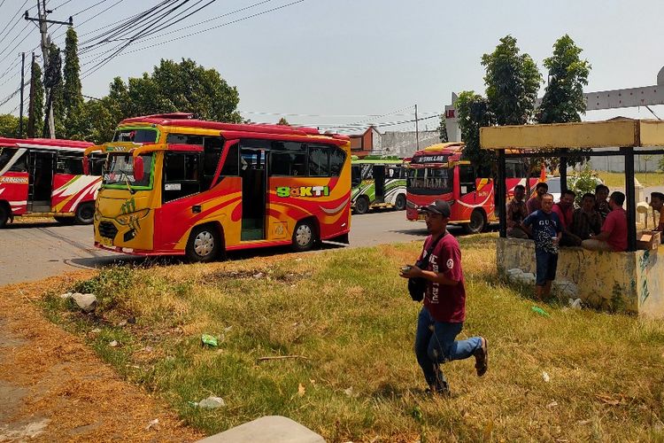 Awak angkutan bus AKDP melakukan mogok massal protes kenaikan harga BBM, di Jalan Raya Kramat Tegal- Pemalang, Jawa Tengah, Senin (5/9/2022)
