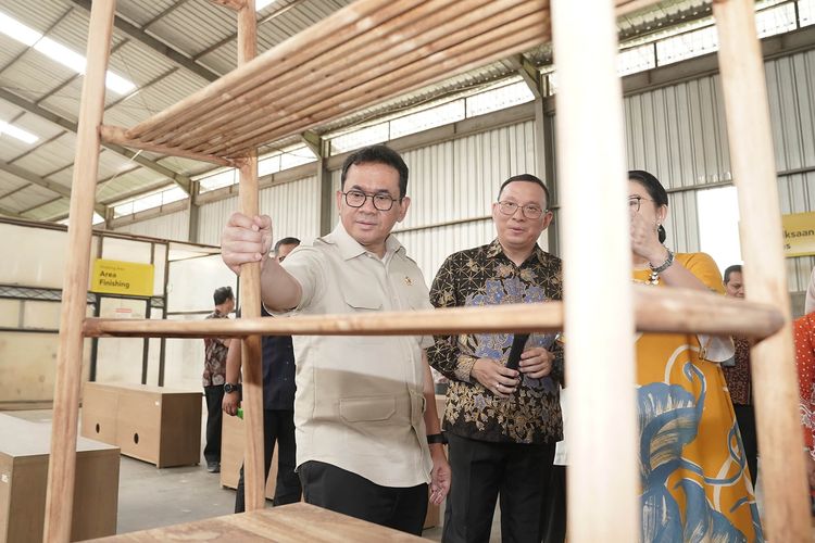 Menteri Perdagangan (Mendag) Budi  Santoso saat mengecek produk  furnitur produksi  PT  Inkase  Indo  Corpora  yang  akan  diekspor  ke  Prancis  dan  Amerika Serikat (AS) di  Klaten,  Jawa  Tengah  pada  Jumat  (22/11/2024)