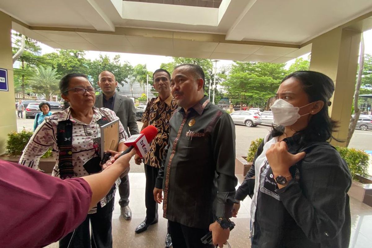 Ibu mendiang Nofriansyah Yosua Hutabarat (Brigadir J), Rosti Simanjuntak, menyambangi Polres Metro Jakarta Selatan untuk melaporkan hilangnya ATM sang anak, Rabu (15/2/2023) sore.
