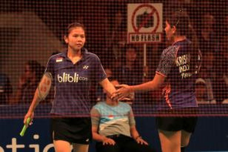 Ganda putri Indonesia, Nitya Krishinda Maheswari (kanan)/Greysia Polii, melakukan tos setelah meraih poin atas ganda Singapura, Fu Mingtian/Yu Yan Vanessa Neo, pada babak pertama BCA Indonesia Open Superseries Premier, Rabu (18/6/2014). Nitya/Greysia menang 21-11, 21-13.