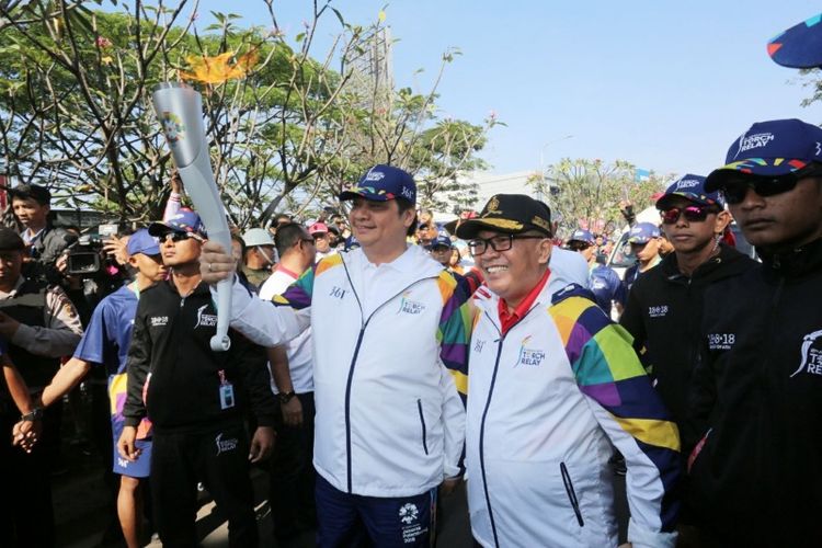 Menteri Perindustrian Airlangga Hartato saat membawa obor Asian Games bersama Wakil Wali Kota Bandung Oded M Danial di Jalan Pasteur, Bandung, Sabtu (11/8/2018).
