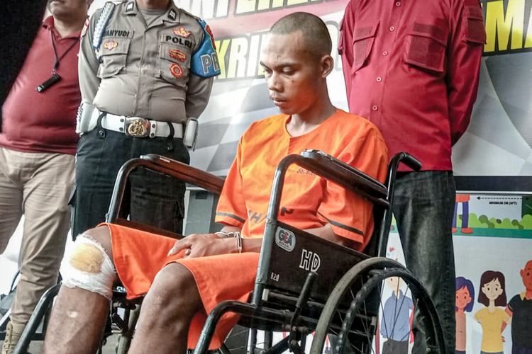 Tampang pelaku HR (23) pelaku pembunuhan dan pemerkosaan seorang ibu muda di Kota Cimahi tertunduk lesu saat dihadirkan dalam gelar perkara di Mapolres Cimahi, Rabu (15/3/2023).