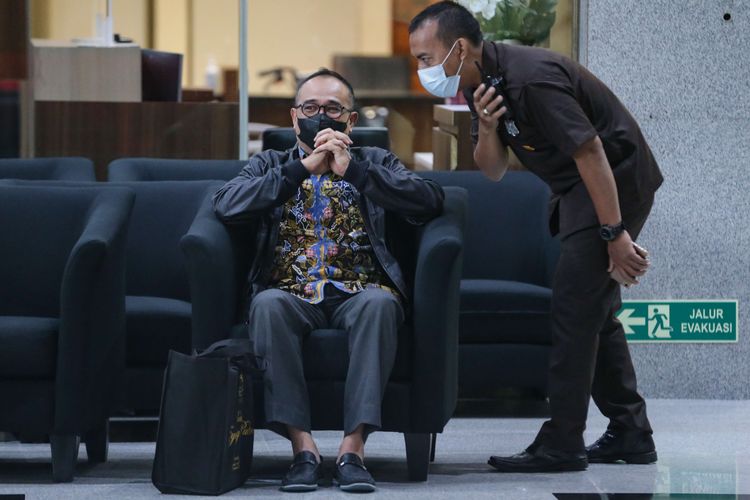 Mantan Pejabat Direktorat Jenderal Pajak (DJP) Rafael Alun Trisambodo (kiri) usai memenuhi panggilan Komisi Pemerantasan Korupsi di Gedung KPK, Jakarta, Rabu (1/3/2023). KPK memeriksa orang tua dari Mario Dandy terkait harta kekayaannya sebesar Rp 56,1 miliar yang tercatat dalam Laporan Harta Kekayaan Penyelenggara Negara (LHKPN).