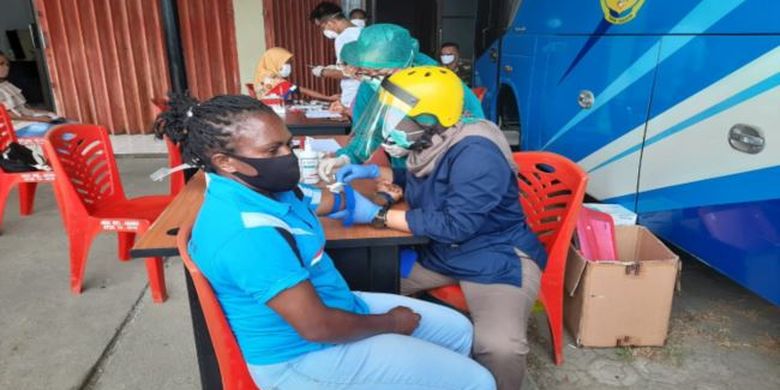 Ratusan atlet National Paralympic Committee (NPC) Papua menjalani rapid test, Jumat, 5 Juni 2020. 