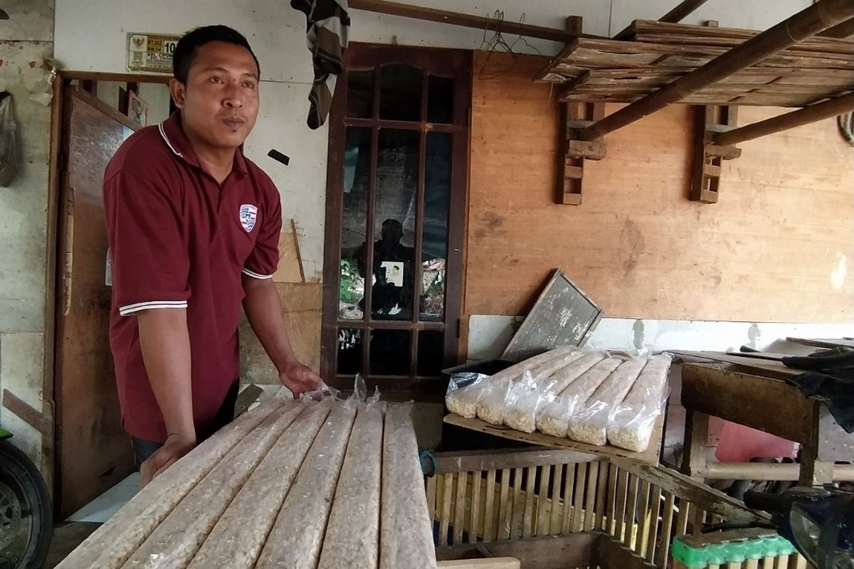 Salah satu perajin tempe, Iryono, ketika ditemui di rumah produksinya di Jalan Harmonika, Cipondoh, Senin (4/1/2021) siang