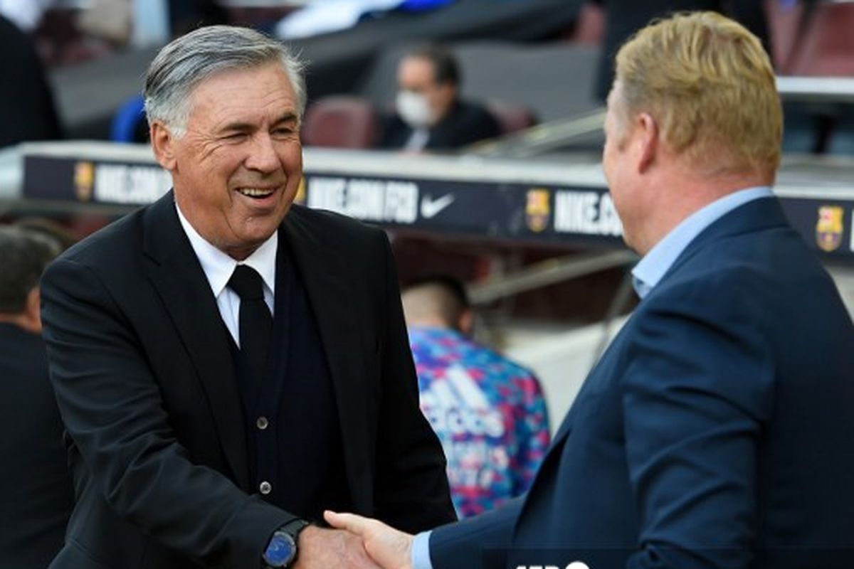 Carlo Ancelotti berjabat tangan dengan pelatih Barcelona, Ronald Koeman, usai laga El Clasico pada pekan ke-10 LaLiga 2021-2022.