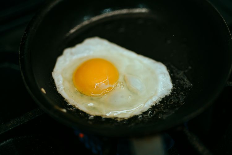 Illustration of blocking eggs. There are several ways to cook eggs to be healthier, including paying attention to the type of oil and not to get too ripe eggs.