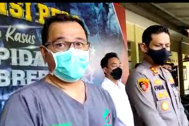 Dokter spesialis jiwa dr. Glorio hadir saat konferensi pers perkembangan kasus ibu bunuh anak kandung, di Mapolres Brebes, Senin (18/4/2022).