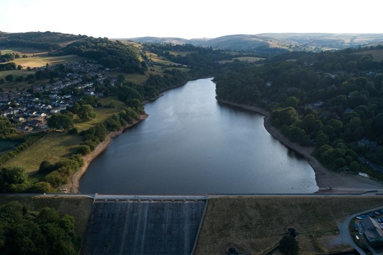 Bendungan Toddbrook, yang terletak di atas Whaley Bridge, Derbyshire, Inggris tengah.